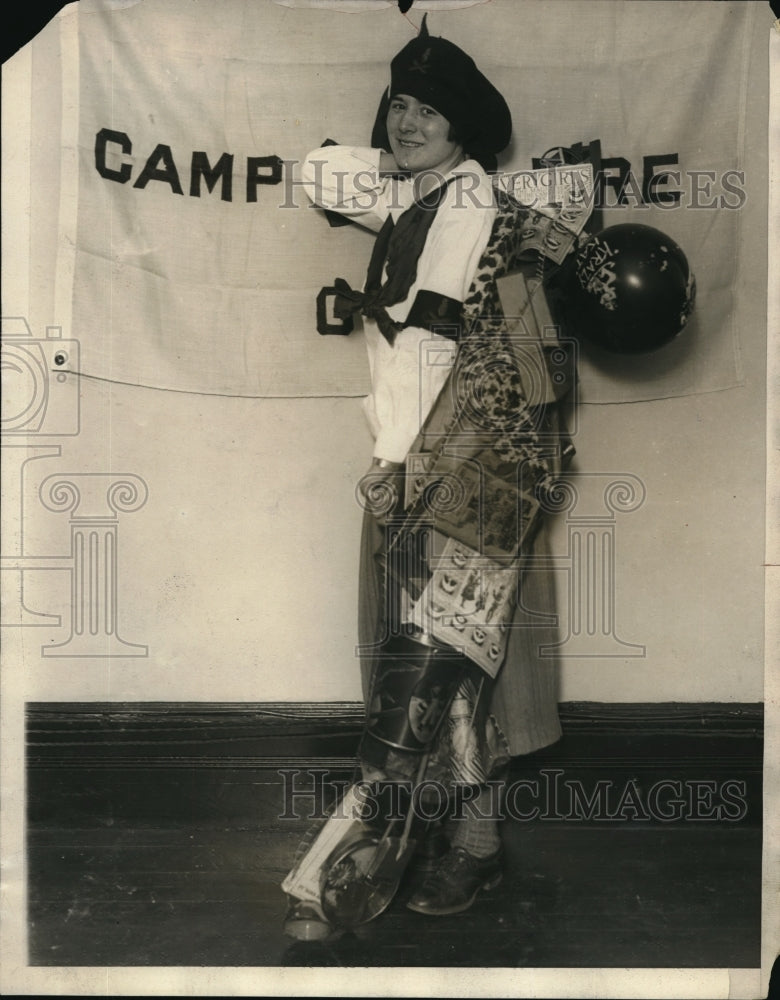 1924 Press Photo Elsie Mewing, Camp Fire Girl w/ some old toys to donate