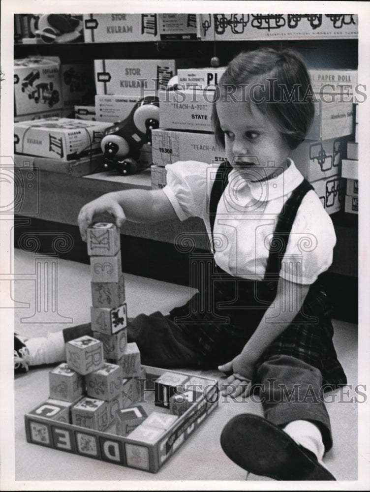 Load image into Gallery viewer, 1962 Press Photo Suzzane Dereska Eddy Road Child Plays With Blocks
