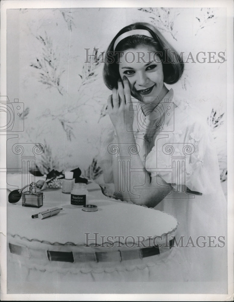 Load image into Gallery viewer, 1956 Press Photo Teenage Model Shows Application Of New Makeup Products
