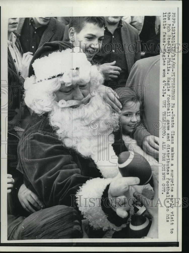 Load image into Gallery viewer, 1965 Press Photo Santa Claus surprises little fans in Philadelphia Football game
