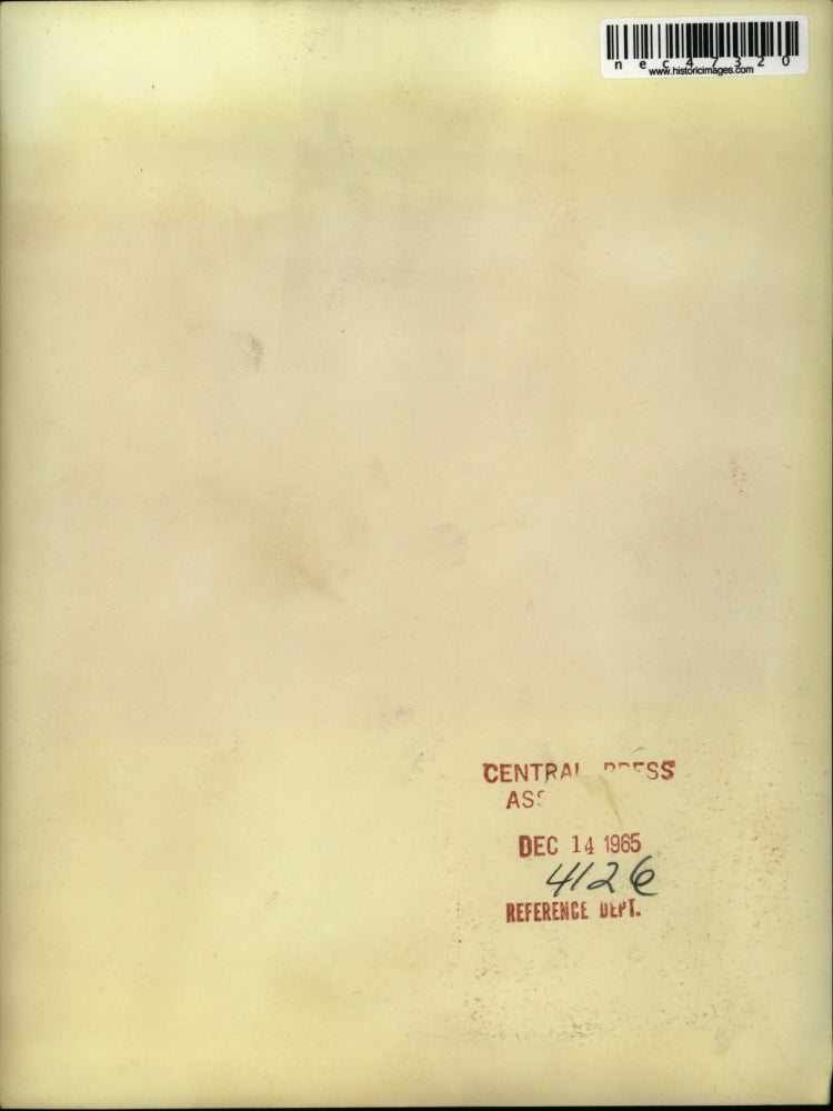 1965 Press Photo Santa Claus surprises little fans in Philadelphia Football game