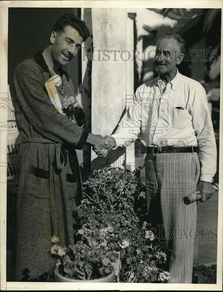 Load image into Gallery viewer, 1939 Press Photo George Boedecker with son George at Long Beach from long cruise
