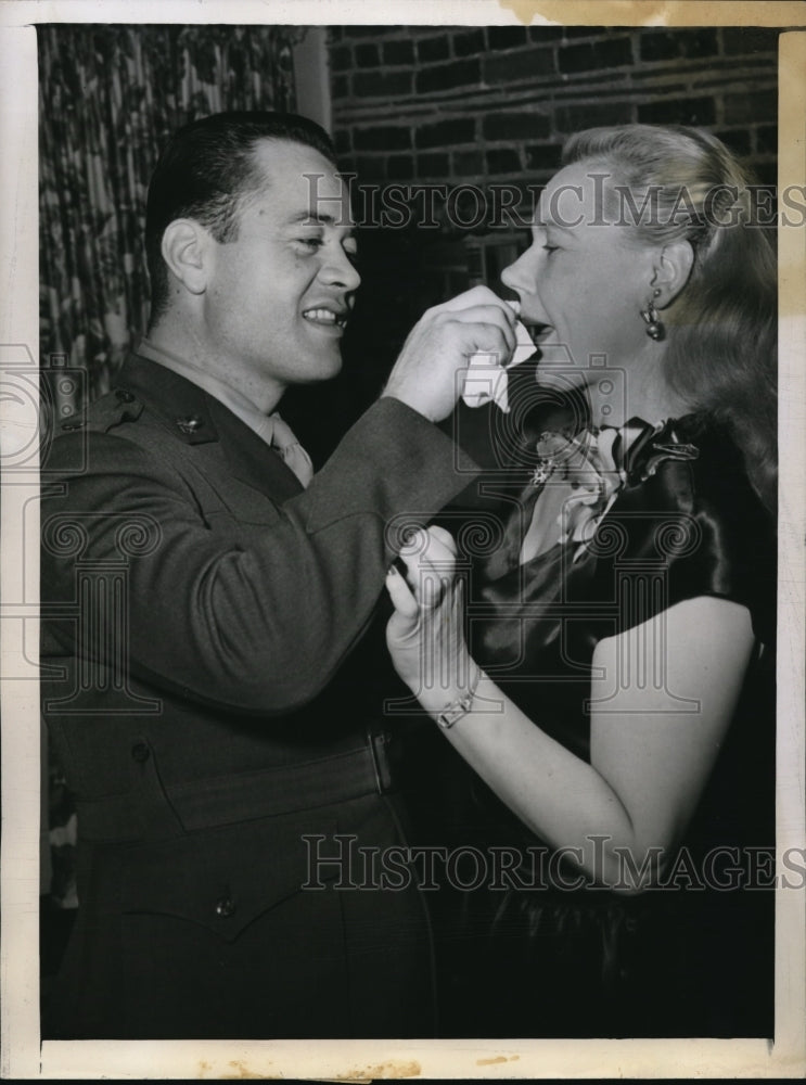 1946 Press Photo Lt. Col. Gregory after kissing her bride, Fraces Baker.- Historic Images