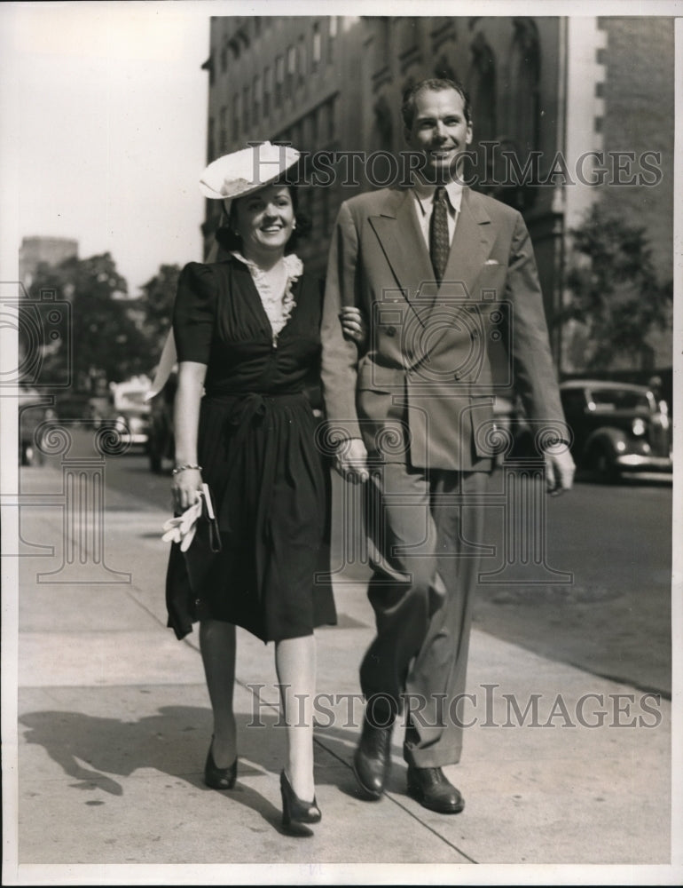 Load image into Gallery viewer, 1939 Press Photo Ms. Jane Howard engaged with Lt. Albert Carson Perkins, U.S.N.
