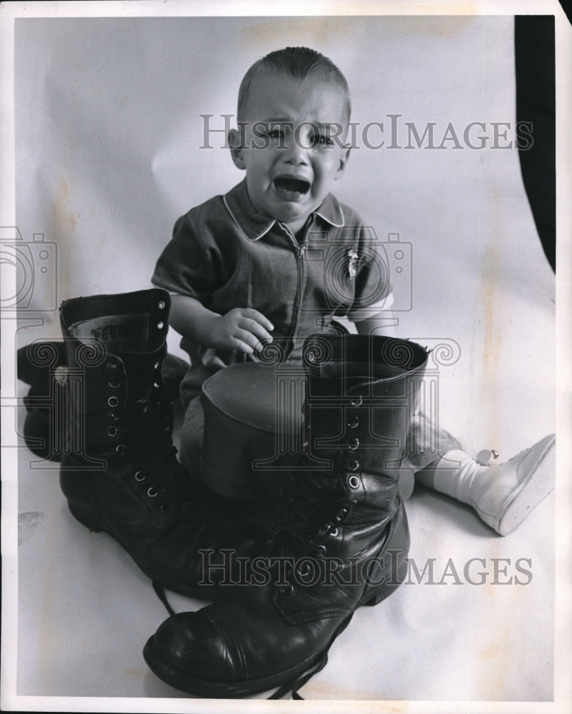 1961 Press Photo Eric Hendricks crying beside his daddy&#39;s boots.- Historic Images