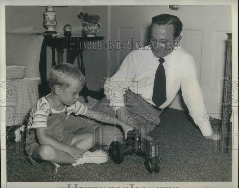 1946 Press Photo Mike O'Daniel serves eviction notice on Veteran, Wesley Brigat