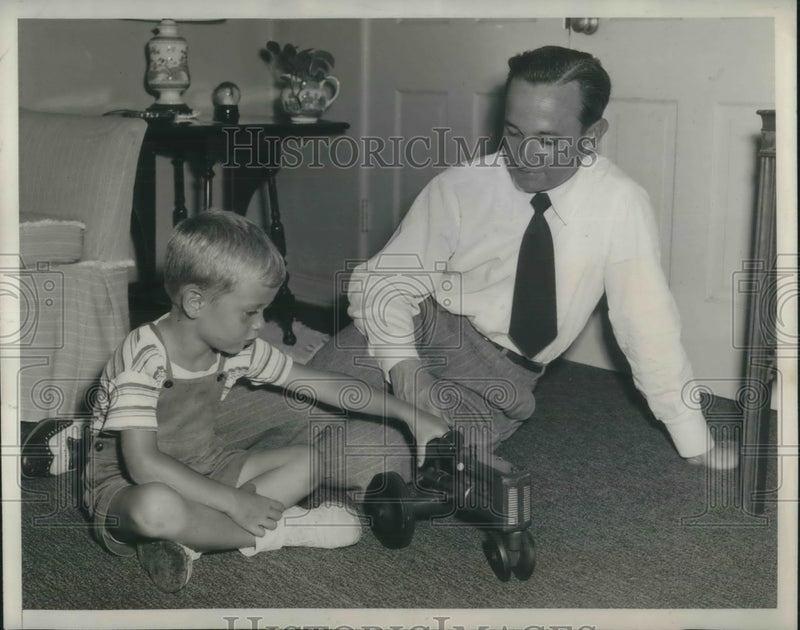 Load image into Gallery viewer, 1946 Press Photo Mike O'Daniel serves eviction notice on Veteran, Wesley Brigat
