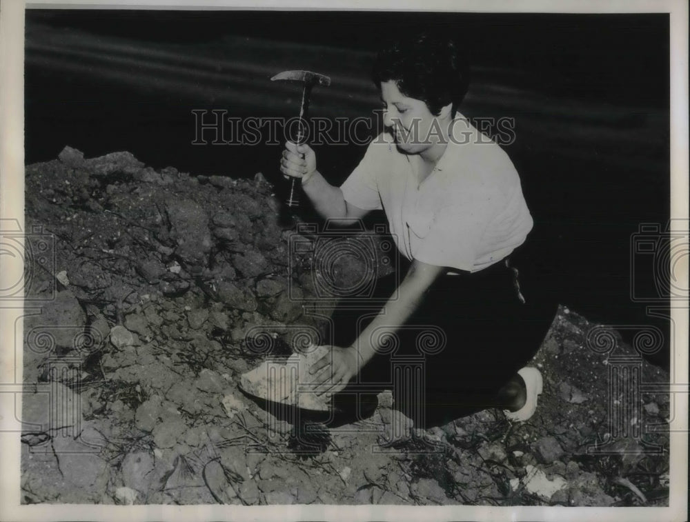 1935 Press Photo June Arnold simulates skull fractures.