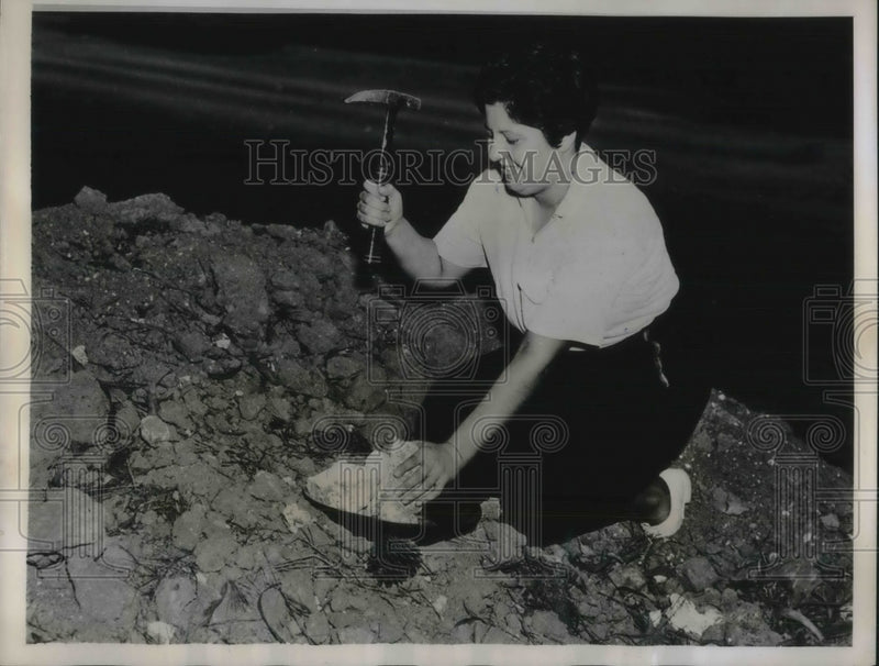 Load image into Gallery viewer, 1935 Press Photo June Arnold simulates skull fractures.

