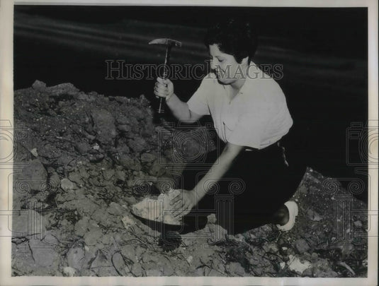 1935 Press Photo June Arnold simulates skull fractures.