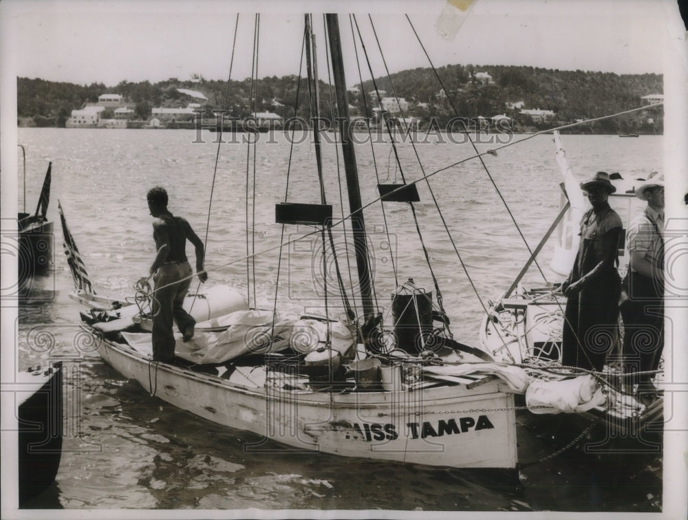 1938 Press Photo Hamilton, Bermuda Guy Avery in his sloop Miss Tampa