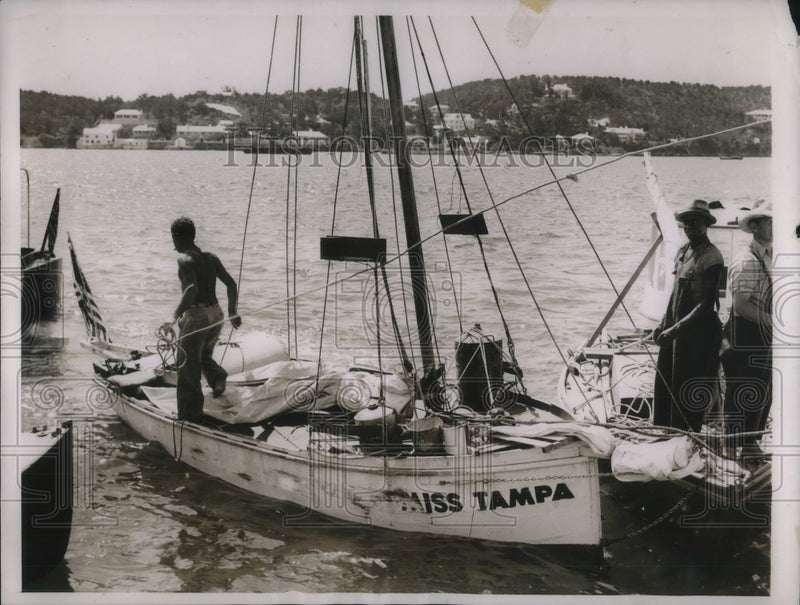 Load image into Gallery viewer, 1938 Press Photo Hamilton, Bermuda Guy Avery in his sloop Miss Tampa
