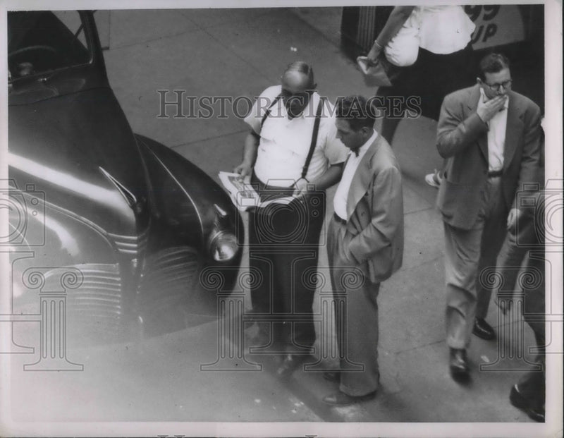 Load image into Gallery viewer, 1954 Press Photo Bookies, Fred Cole,Tony Marsellino at joint
