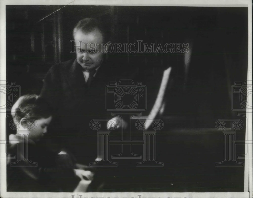 1931 Press Photo Josef Hofman & son Anton at a piano