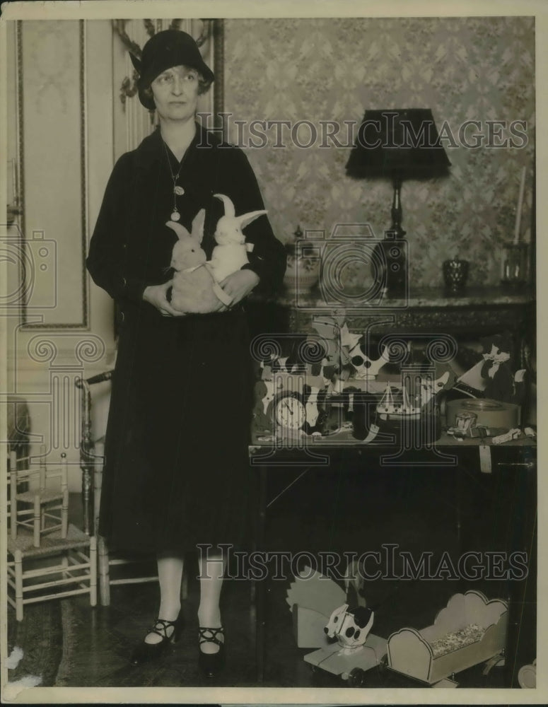 1926 Press Photo Society sells handcraft of war veterans.