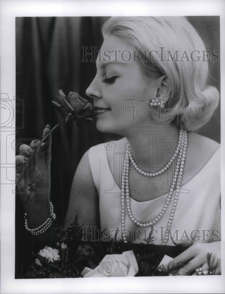 1963 Press Photo Cultured pearls.- Historic Images