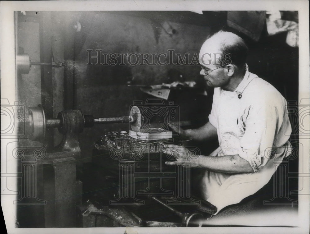 1933 Press Photo J. Herron gives trick stuff to movies. - nec47847