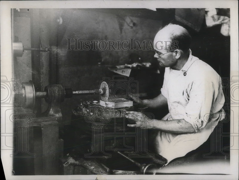 Load image into Gallery viewer, 1933 Press Photo J. Herron gives trick stuff to movies. - nec47847
