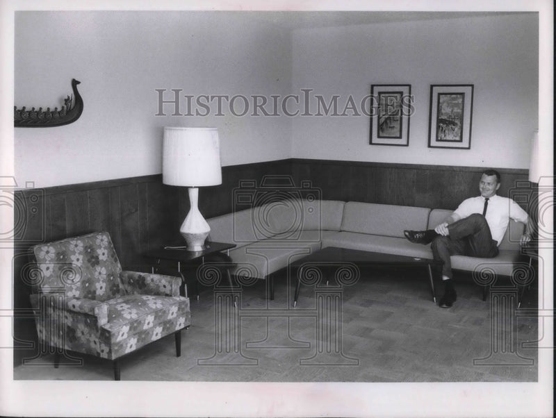 Load image into Gallery viewer, 1964 Press Photo Ed Sutton Sits in a Coventry House
