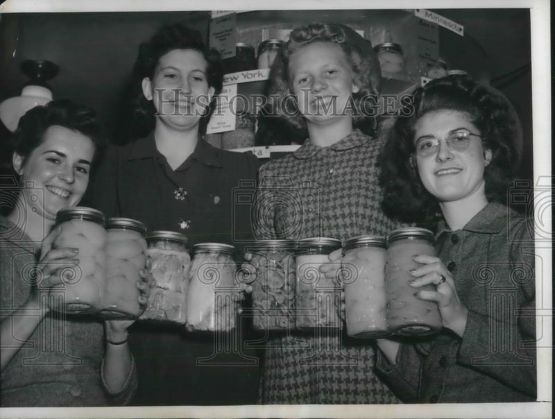 Load image into Gallery viewer, 1941 Press Photo Four Blue winners of the National 4-H Canning Contest.
