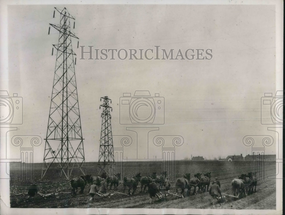 1934 Press Photo British Plow Men Churn Dirt In Fields