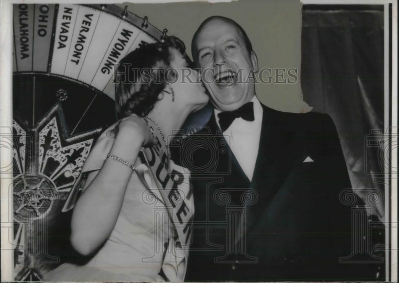 Load image into Gallery viewer, 1953 Press Photo Janet Bailey kissing Herbert Brownell.

