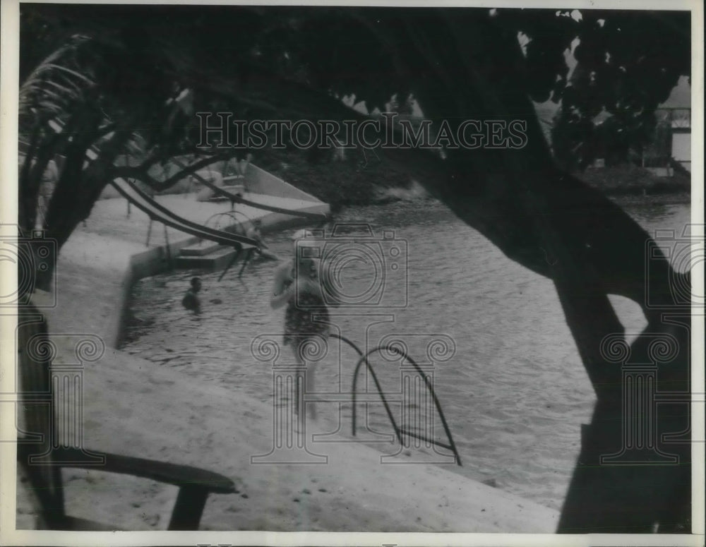 1937 Press Photo Christina Holmes estate swimming pool in Hawaii- Historic Images