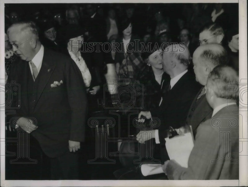 Load image into Gallery viewer, 1935 Press Photo Doctors in a Cooper Hewitt Sterilization exonerated.
