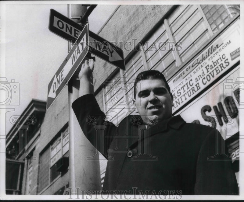 Load image into Gallery viewer, 1967 Press Photo NYC, Army vet Joseph M Boutureira in protest vs th ecity
