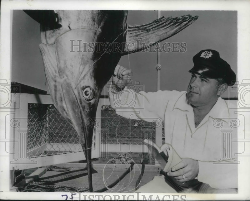 Load image into Gallery viewer, 1941 Press Photo Balboa, Calif Thomas Boughley &amp; a swordfish caught by L Tarr
