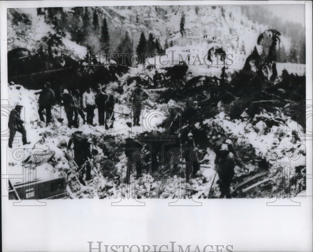 1970 Press Photo Rescue workers dig through rubble due to a avalanche
