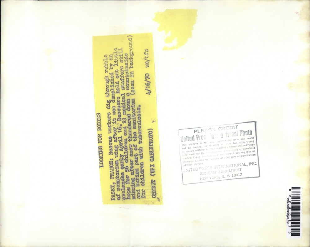 1970 Press Photo Rescue workers dig through rubble due to a avalanche