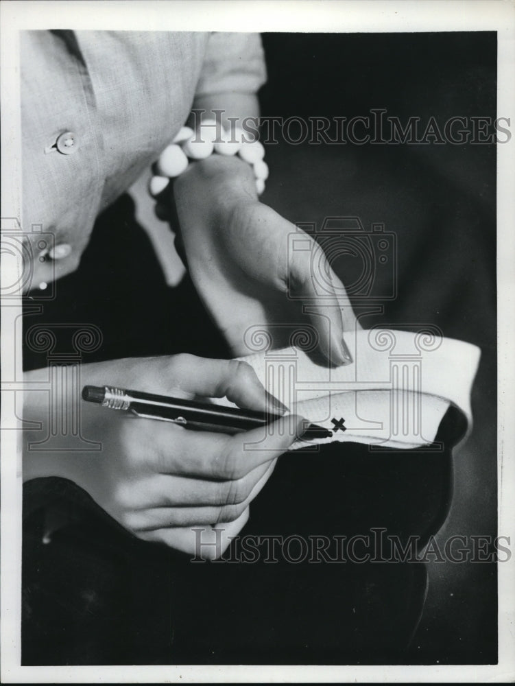 Load image into Gallery viewer, 1950 Press Photo detachable collar - nec48169
