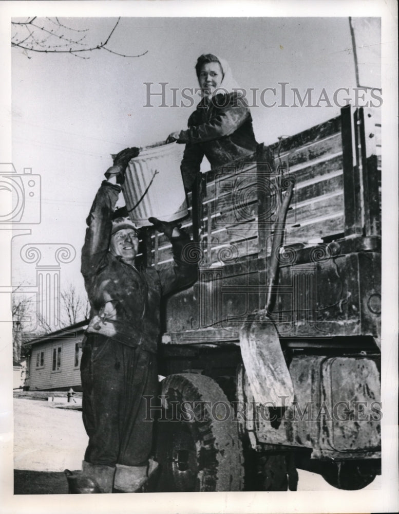 1950 Press Photo Mrs. Cynthia Marlowe Georgetown Housewife , Byron Marlowe- Historic Images