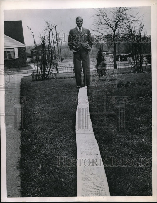 1952 Press Photo Detroit, Mich Sam Nath & 26 ft long birth cert from India- Historic Images