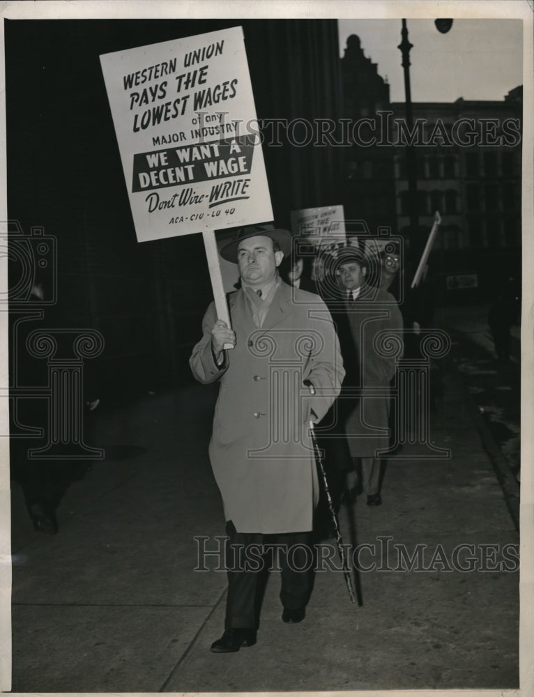 Load image into Gallery viewer, 1946 Press Photo NYC, pickets Michael Quill at Western Union protest
