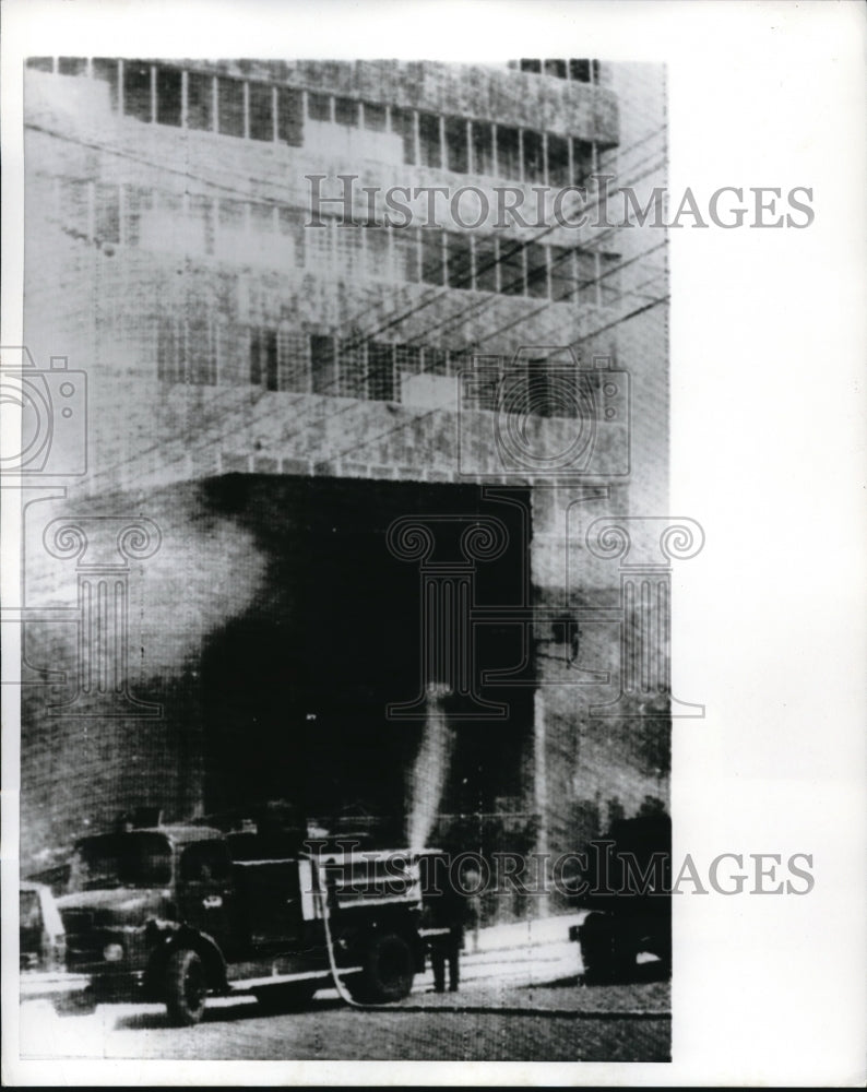 1970 Press Photo U.S. Information Service Library set on fire by Jordanians- Historic Images