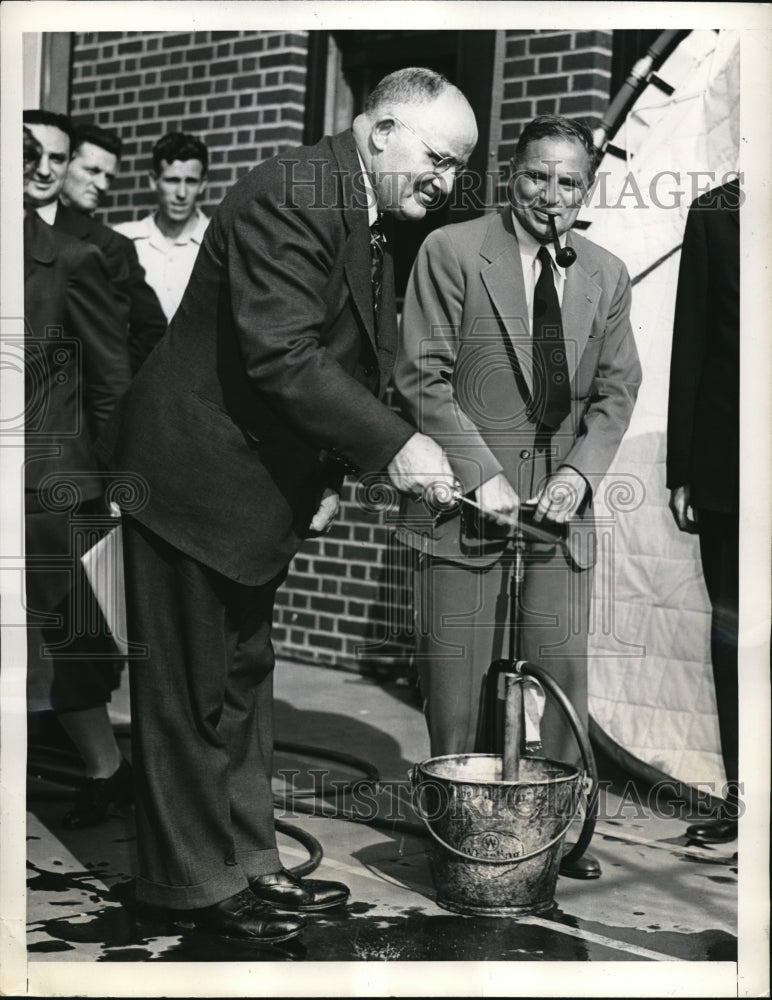 1941 Press Photo Fire Commissioner Patrick Waslh shows Queens President George- Historic Images