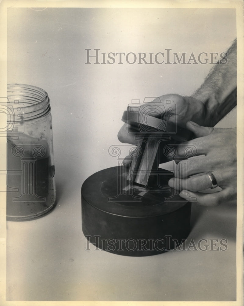 1943 Press Photo Pittsburgh company Westinghouse makes iron magnet press