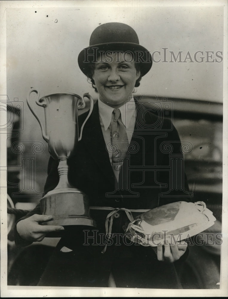 1932 Press Photo Agnes Weinman, Winner of Mounted Beauty Class Fall Horse Show