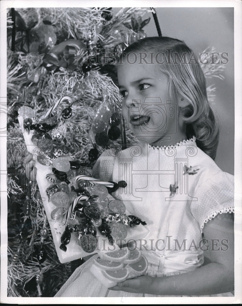 1962 Press Photo Dana Day Chicago xmas tree/decorations- Historic Images