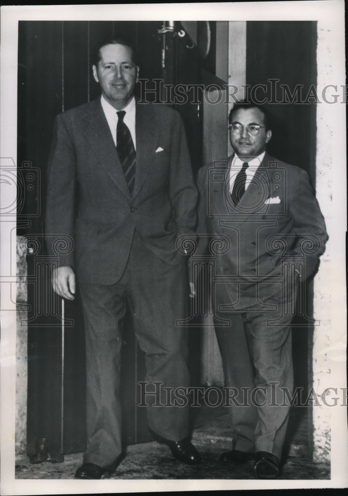 Load image into Gallery viewer, 1950 Press Photo Humphrey W Toomay PAA Official &amp; Dominick Maturo Attorney PAA
