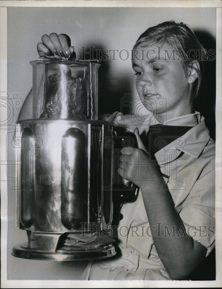 1958 Press Photo London Margaret Tienken display new cooker