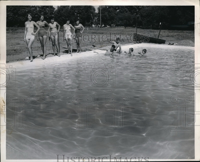 Load image into Gallery viewer, 1954 Press Photo Swimmers at Newly Constructed Pool - nec48497

