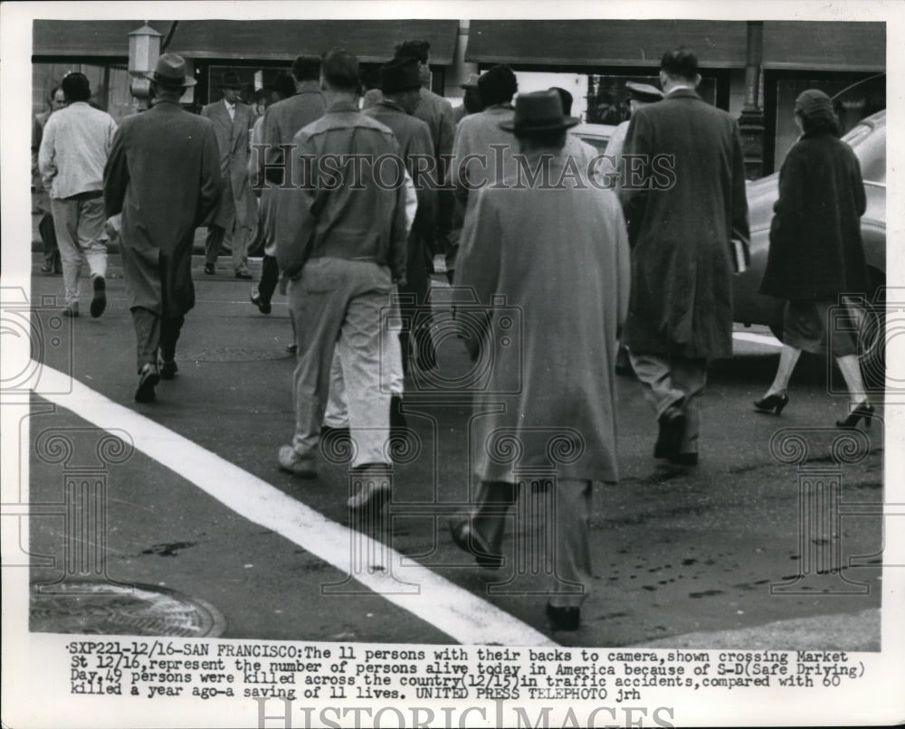 1954 Press Photo San Francisco,people cross Mkt St in a crosswalk