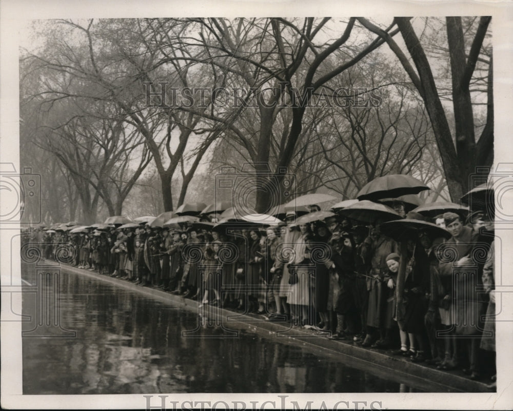 1939 Press Photo Wash.D.C. spectators at annual Army Day parade in the rain