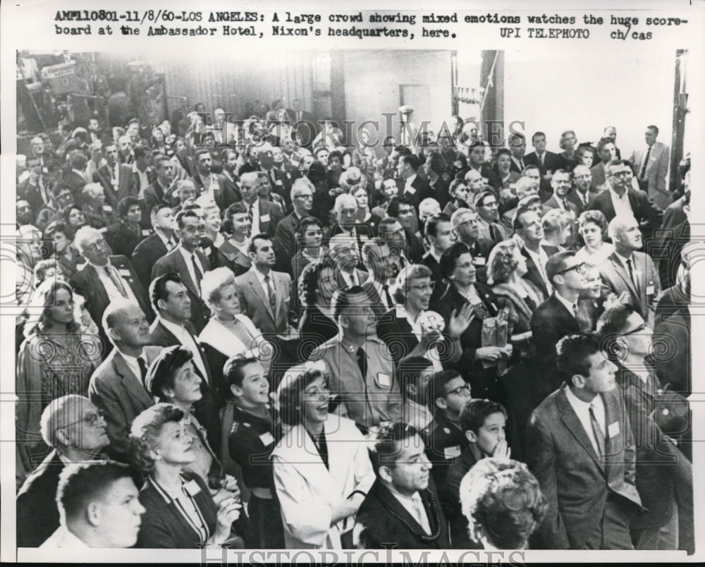 1960 Press Photo LA, Calif crowds watch campaign returns on a scoreboard- Historic Images