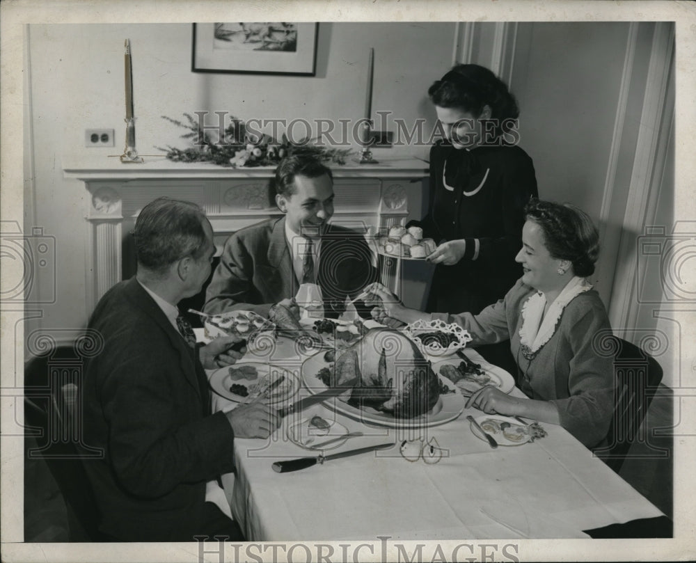 1945 Press Photo Thanksgiving Saynoe Waldof