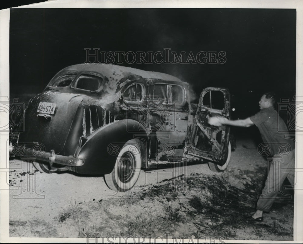 1939 Press Photo Dallas Man Throws Water On Car Fire Started By Cigarette- Historic Images