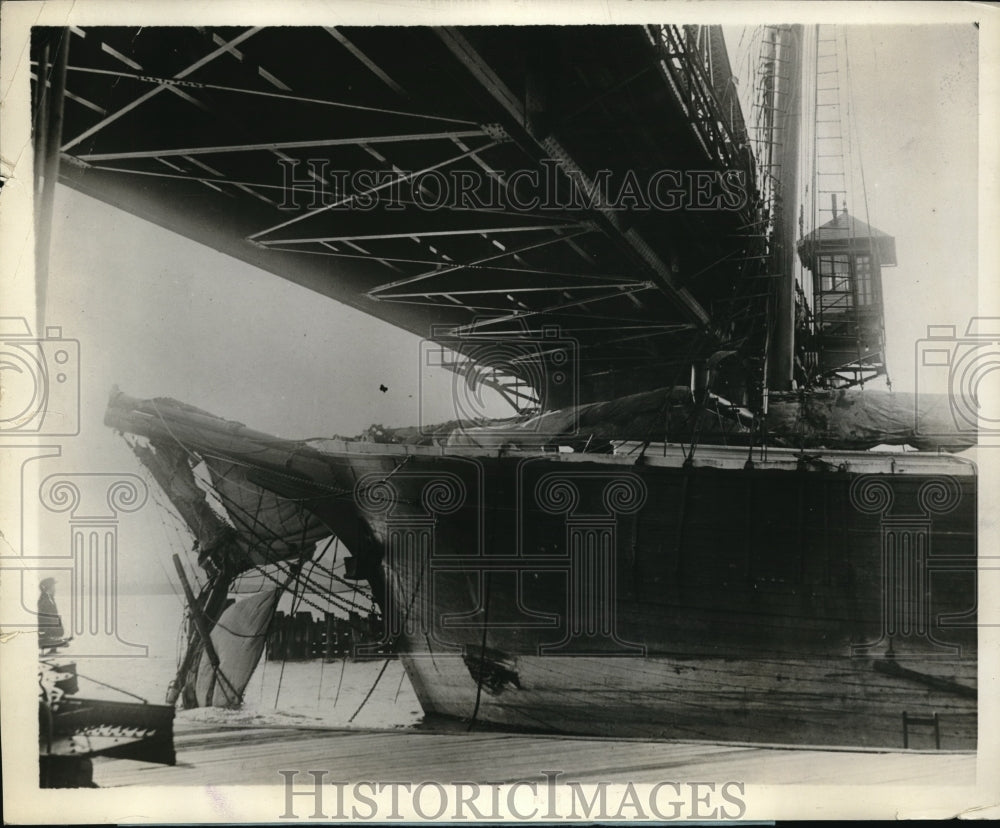1929 Press Photo Boat Sally Wren Jammed And Damaged Under Berkley Bridge- Historic Images